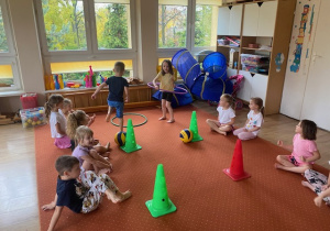 Dzieci ćwiczą gimnastycznie na sali