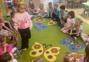 Dzieci bawią się w króla ciszy