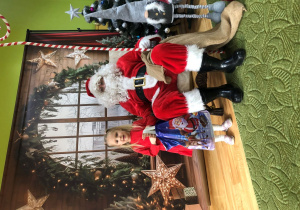 Dziecko pozuje do zdjęcia z Mikołajem