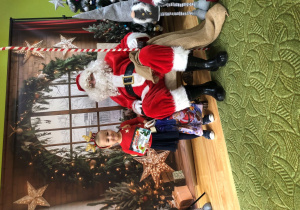 Dziecko pozuje do zdjęcia z Mikołajem