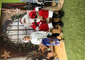 Dziecko pozuje do zdjęcia z Mikołajem