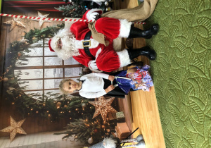 Dziecko pozuje do zdjęcia z Mikołajem