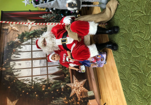 Dziecko pozuje do zdjęcia z Mikołajem