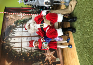 Dziecko pozuje do zdjęcia z Mikołajem