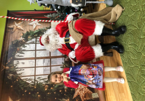 Dziecko pozuje do zdjęcia z Mikołajem