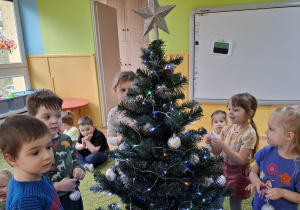 Dzieci ubierają choinkę