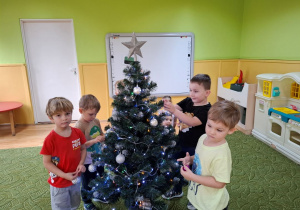 Dzieci ubierają choinkę