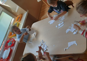 Dzieci wycinają paski z papieru