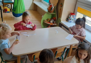 Dzieci wycinają paski z papieru