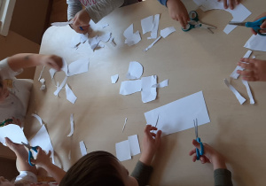 Dzieci wycinają paski z papieru
