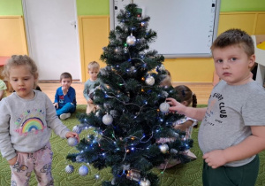 Dzieci ubierają choinkę