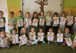 Dzieci prezentują wykonane w Dniu Drzewa prace plastyczne