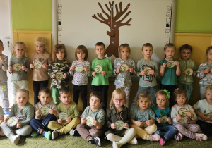 Dzieci pozują do zdjęcia grupowego z okazji Dnia Drzewa