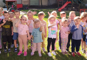 Zdjęcie grupowe 4-3-latków w ogrodzie przedszkolnym