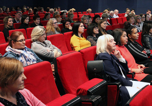 Dyrektor przedszkola i nauczyciele na konferencji "Edukacja dla Zdrowia"