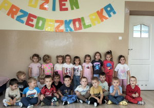 Dzieci pozują do zdjęcia z okazji Dnia Przedszkolaka