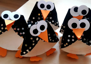 Wykonane przez dzieci Pingwinki z papieru
