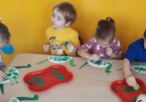 Dzieci wykonują dinozaura z papierowego talerzyka
