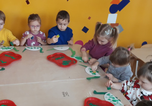 Dzieci wykonują dinozaura z papierowego talerzyka
