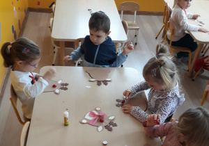 Dzieci wykonują renifera z papieru