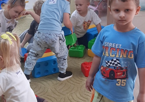 Dzieci bawią się w sali przedszkolnej