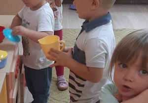 Dzieci bawią się w sali przedszkolnej