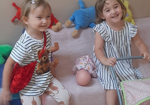 Dziewczynki siedzą na sofie w sali przedszkonej