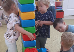 Dzieci bawią się w sali przedszkolnej