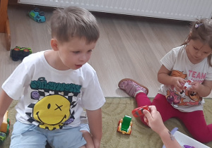 Dzieci bawią się w sali przedszkolnej