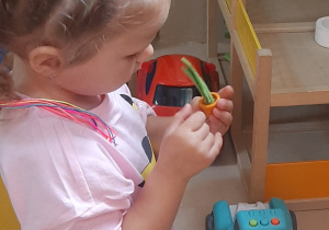 Dziecko bawią się w sali przedszkolnej