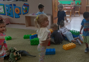 Dzieci bawią się w sali przedszkolnej