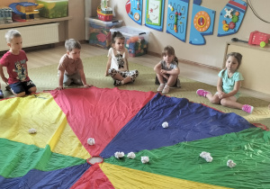 Dzieci bawią się chustą animacyjną