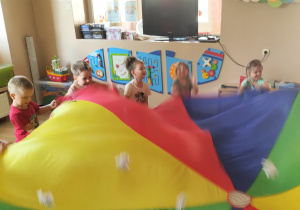 Dzieci bawią się chustą animacyjną