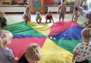 Dzieci bawią się chustą animacyjną