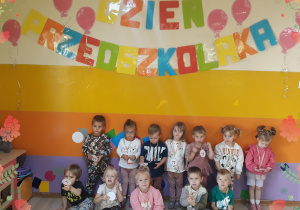 Zdjęcie grupowe przedszkolaków z okazji Dnia Przedszkolaka