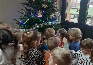 Dzieci ubierają choinkę
