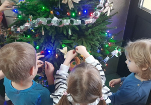Dzieci ubierają choinkę