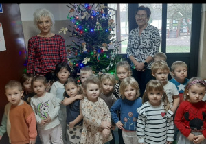 Dzieci ubierają choinkę