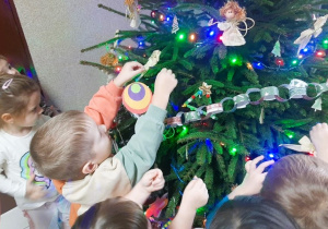 Dzieci ubierają choinkę
