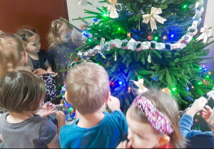 Dzieci ubierają choinkę