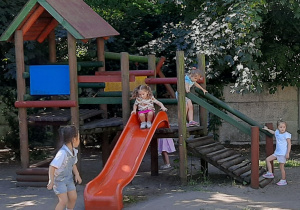 Dzieci bawią się w ogrodzie przedszkolnym