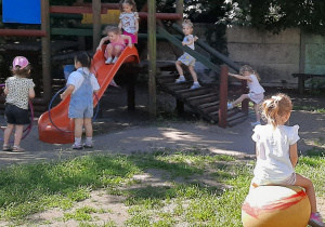 Dzieci bawią się w ogrodzie przedszkolnym