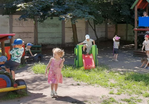 Dzieci bawią się w ogrodzie przedszkolnym