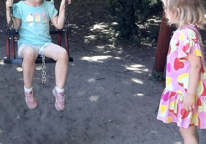Dzieci bawią się w ogrodzie przedszkolnym