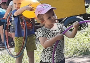 Dzieci bawią się w ogrodzie przedszkolnym