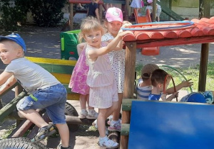 Dzieci bawią się w ogrodzie przedszkolnym