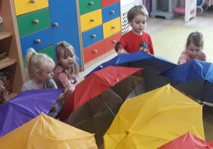 Zajęcia z kolorowymi parasolami