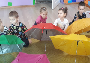 Zajęcia z kolorowymi parasolami