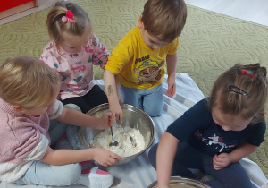 Dzieci tworzą masę solną