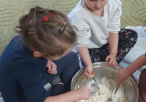 Dzieci tworzą masę solną